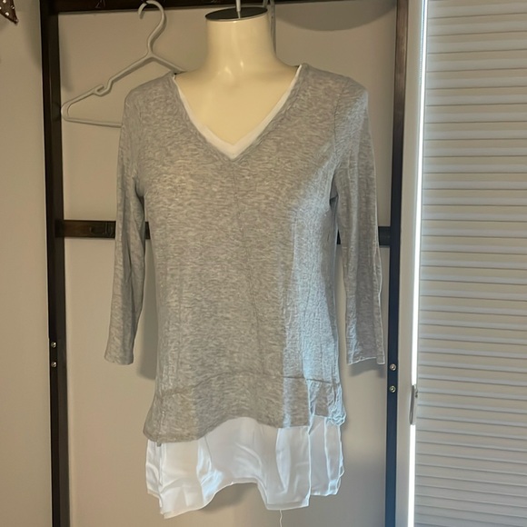Vince Camuto Woven Grey&White Hem Layered Light TshirtTop - Picture 2 of 10